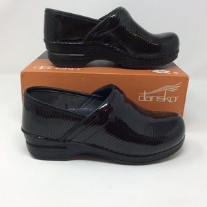 DANSKO PRO XP Swirl Patent Black Clogs